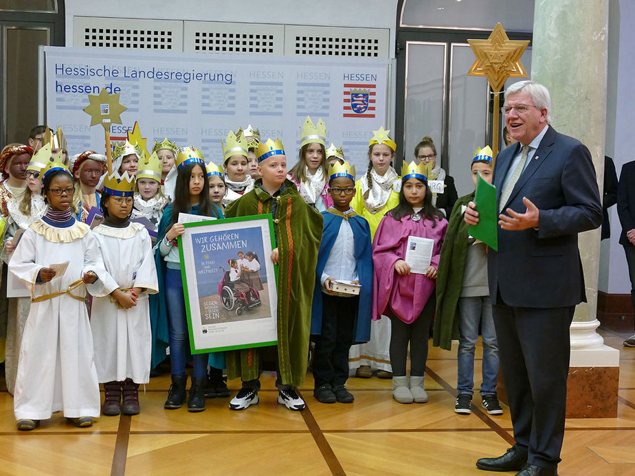 Naumburger Sternsinger zu Besuch beim Hessischen Ministerpräsidenten Volker Bouffier (Foto: Karl-Franz Thiede)